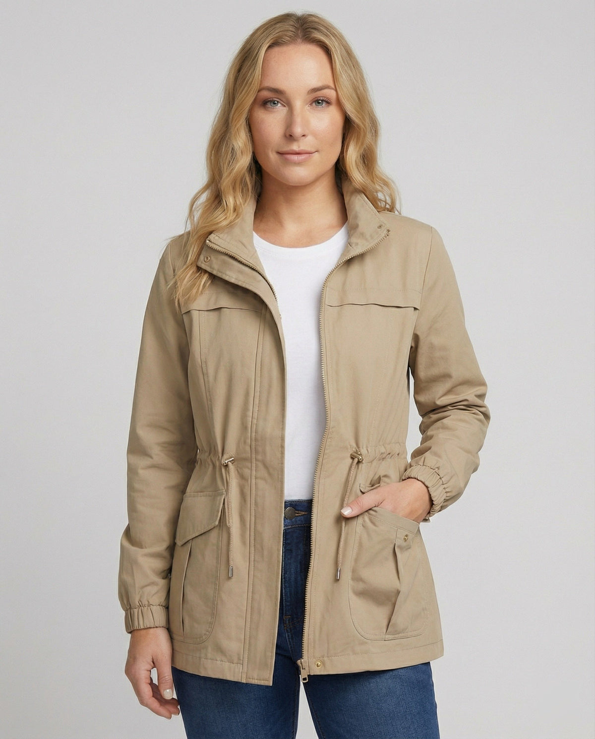 Khaki jas over een wit T-shirt en spijkerbroek | Boutique Moda