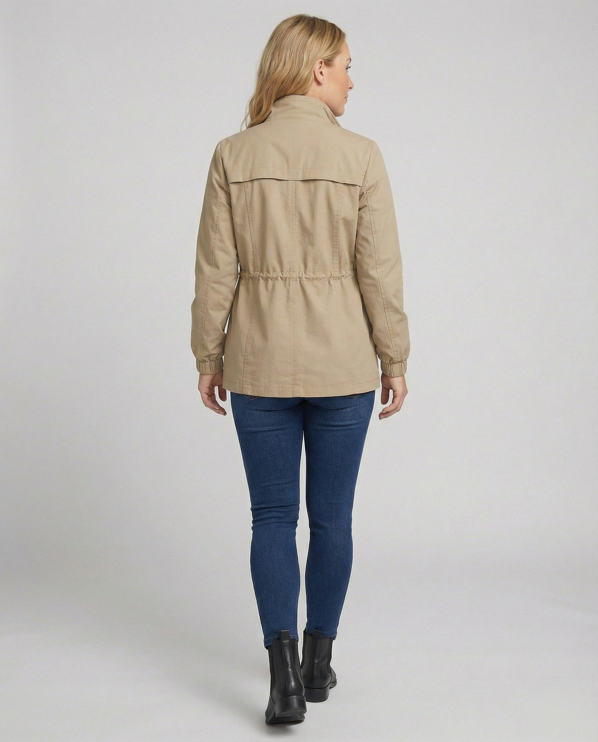 Achterkant van de khaki jas met taillekoord | Boutique Moda