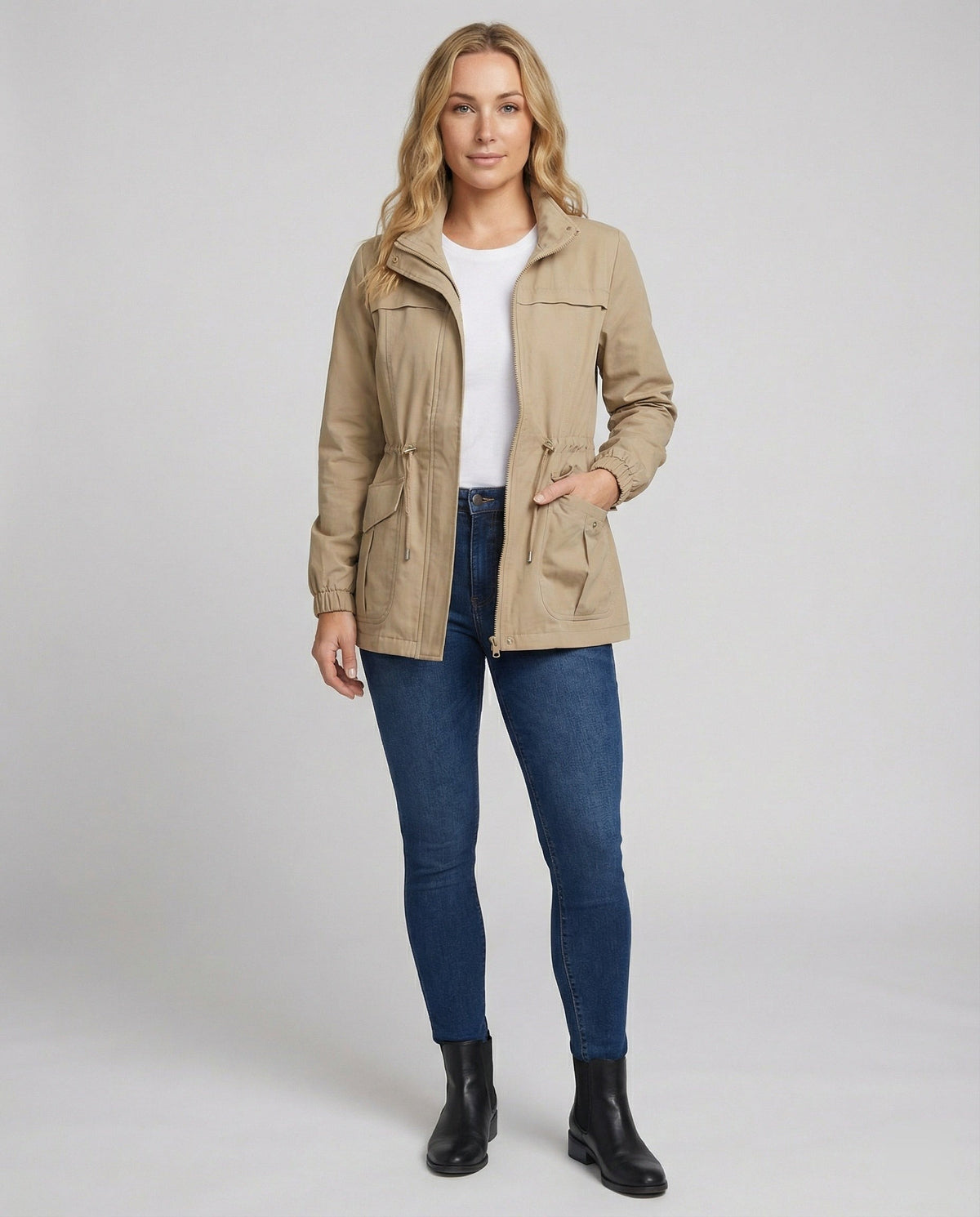 Khaki jas van top tot teen met spijkerbroek en enkellaarsjes | Boutique Moda
