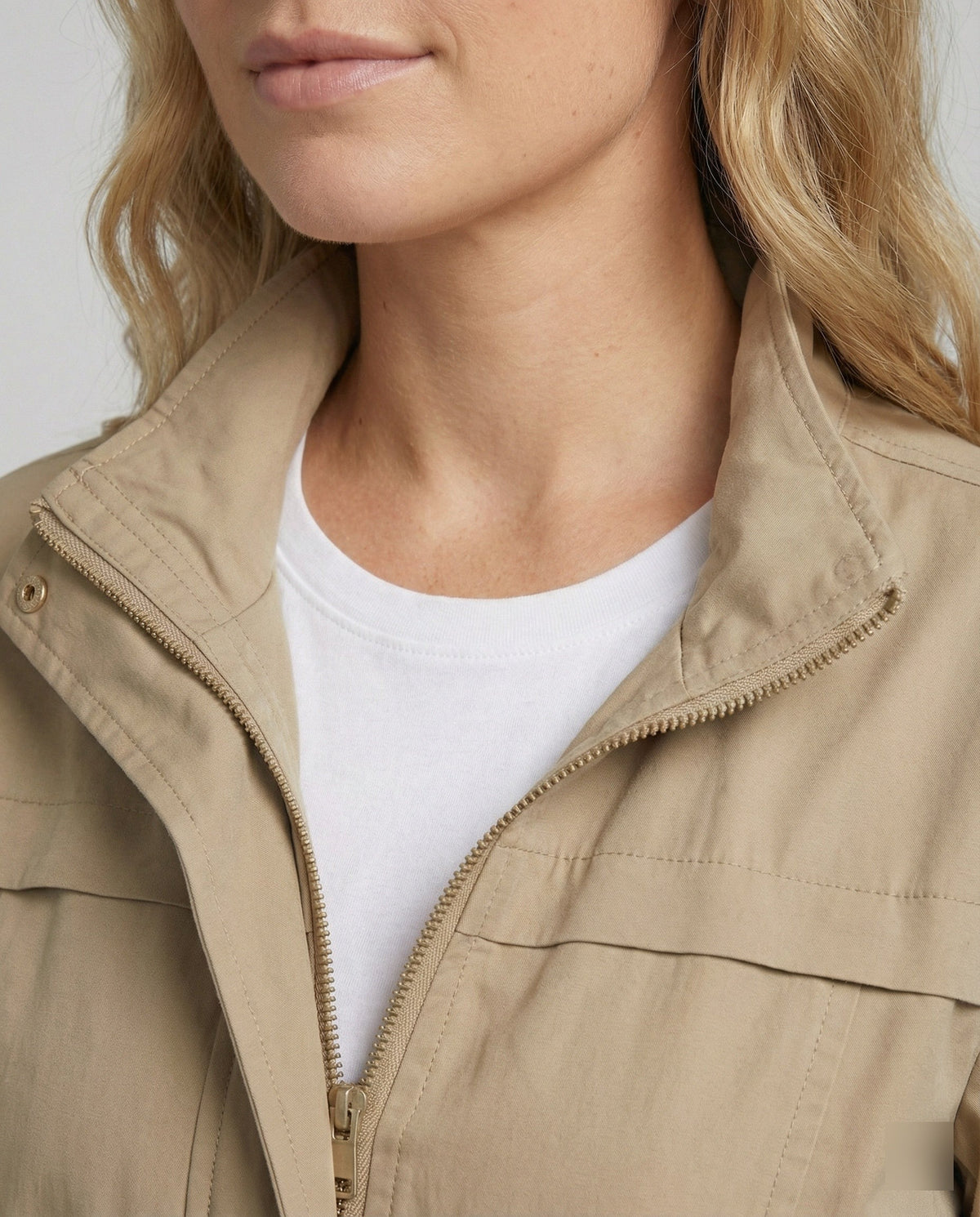 Close-up van de opstaande kraag en de rits | Boutique Moda