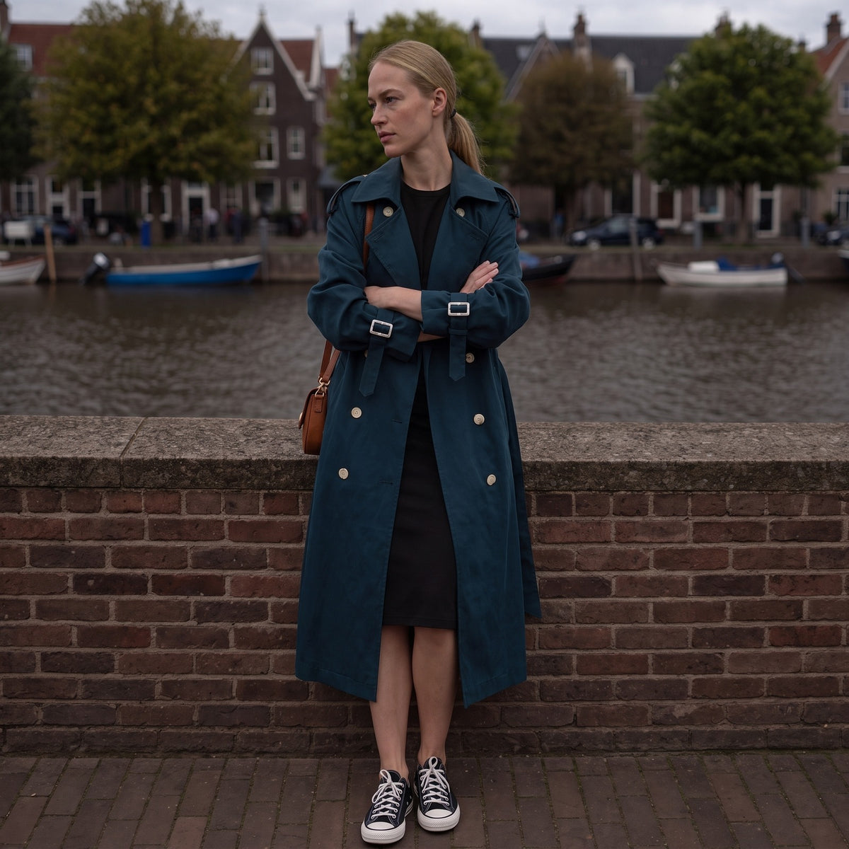 Marineblauwe trenchcoat open gedragen op een boulevard | Boutique Moda