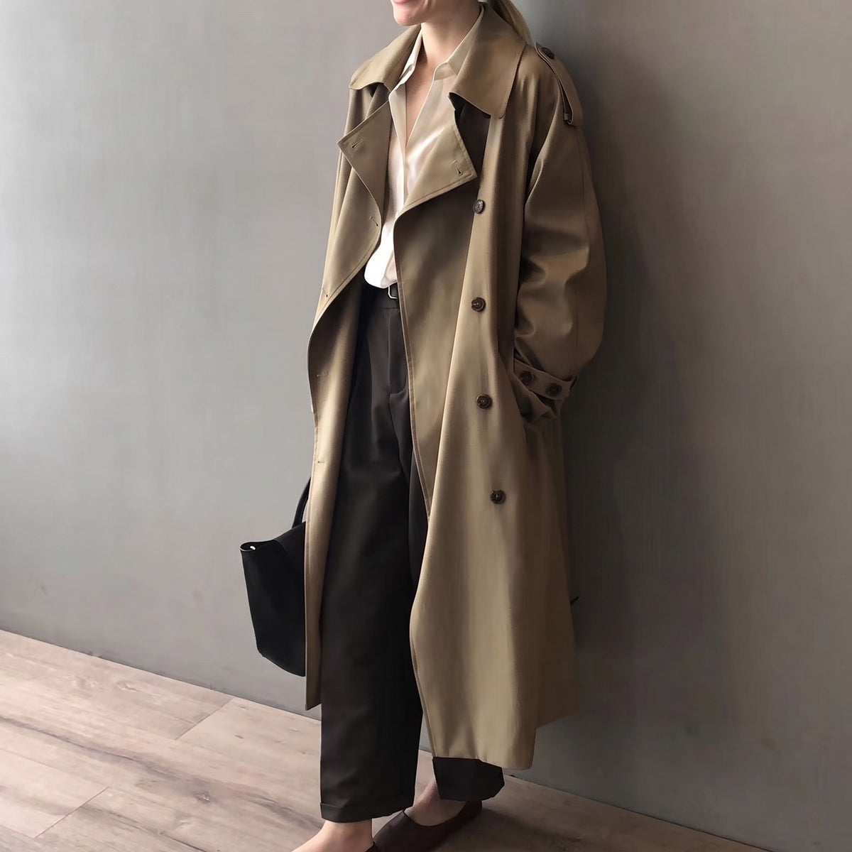 Vrouw in de lange double-breasted trenchcoat in kaki | Boutique Moda