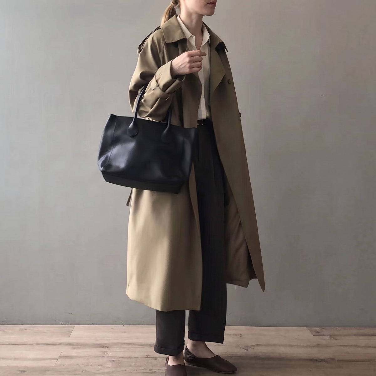 Kaki lange trenchcoat met een leren tas | Boutique Moda