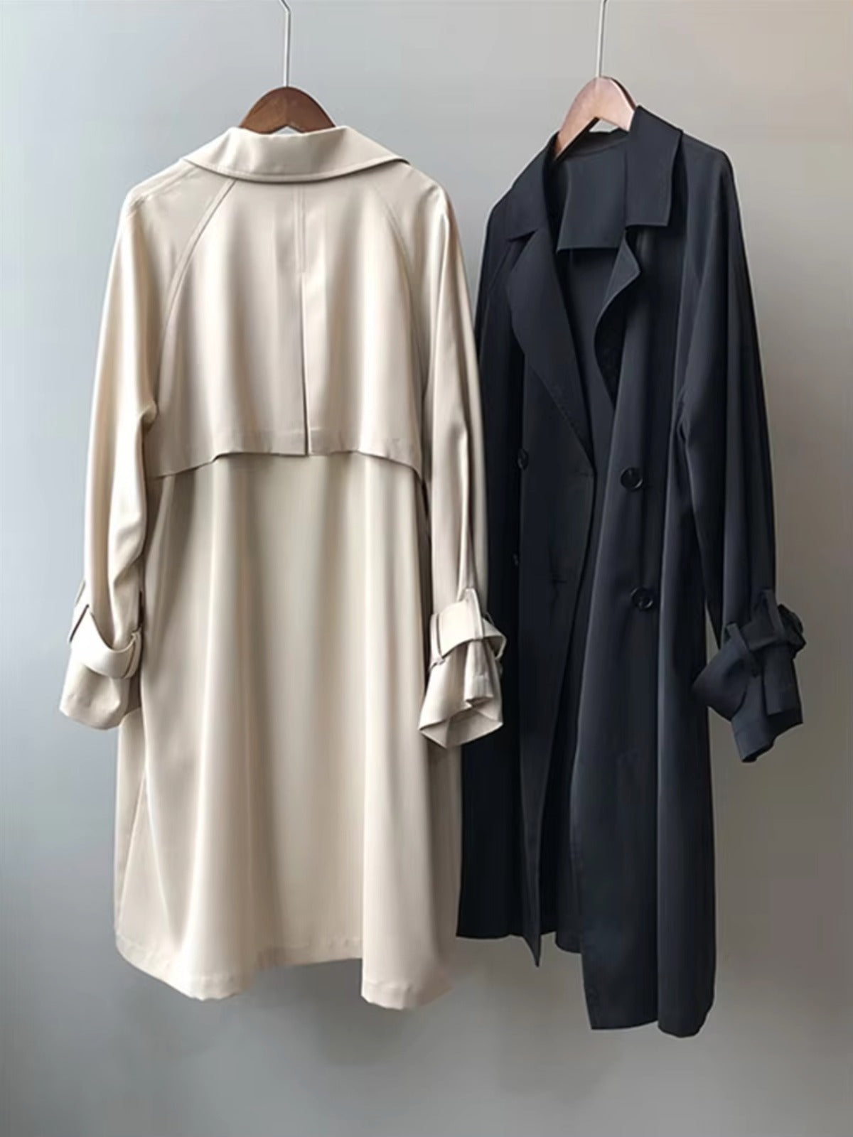 Beige en zwarte trenchcoat van achteren | Boutique Moda