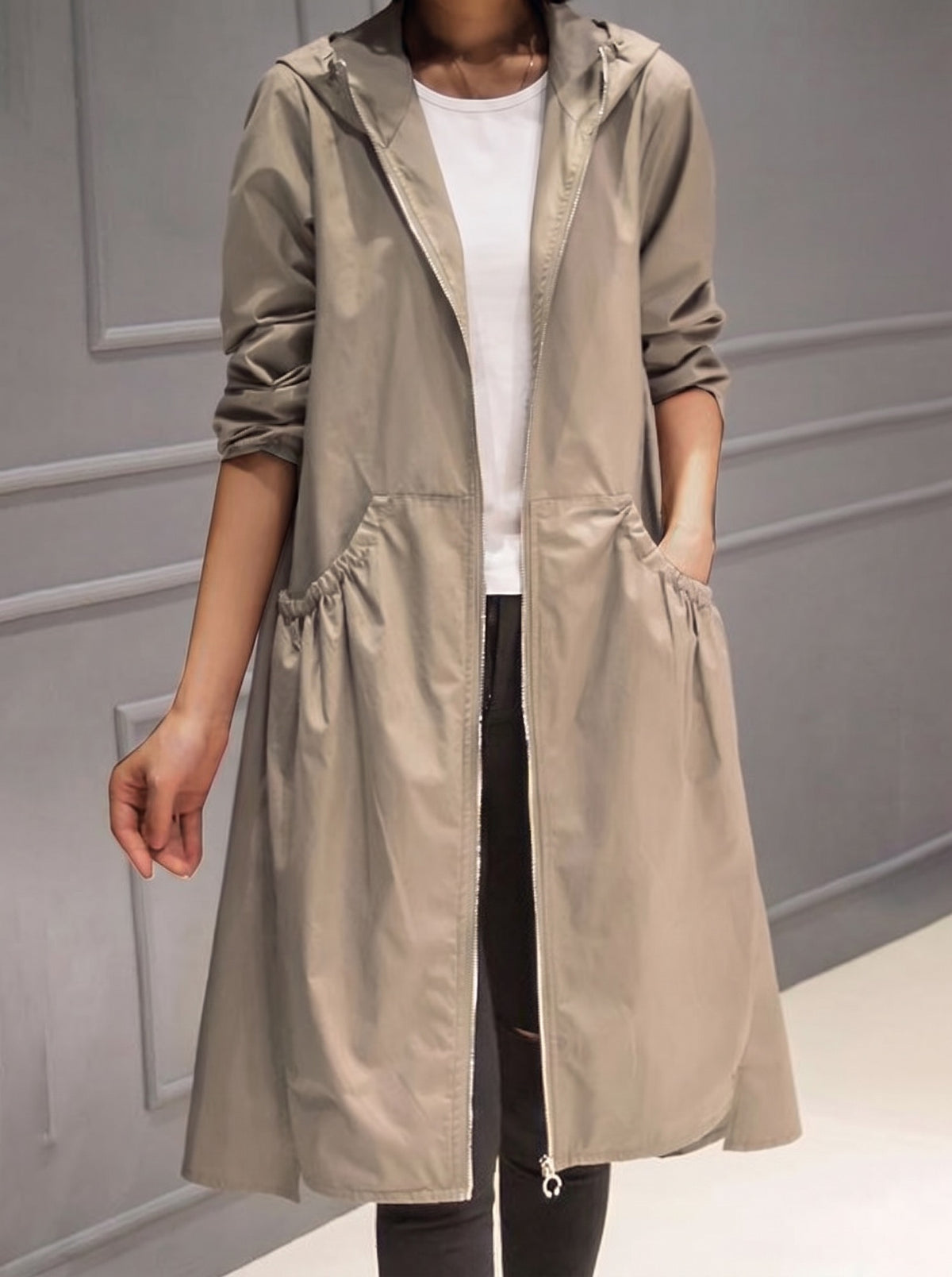Lange regenjas in kaki met capuchon, A-lijn en rits | Boutique Moda