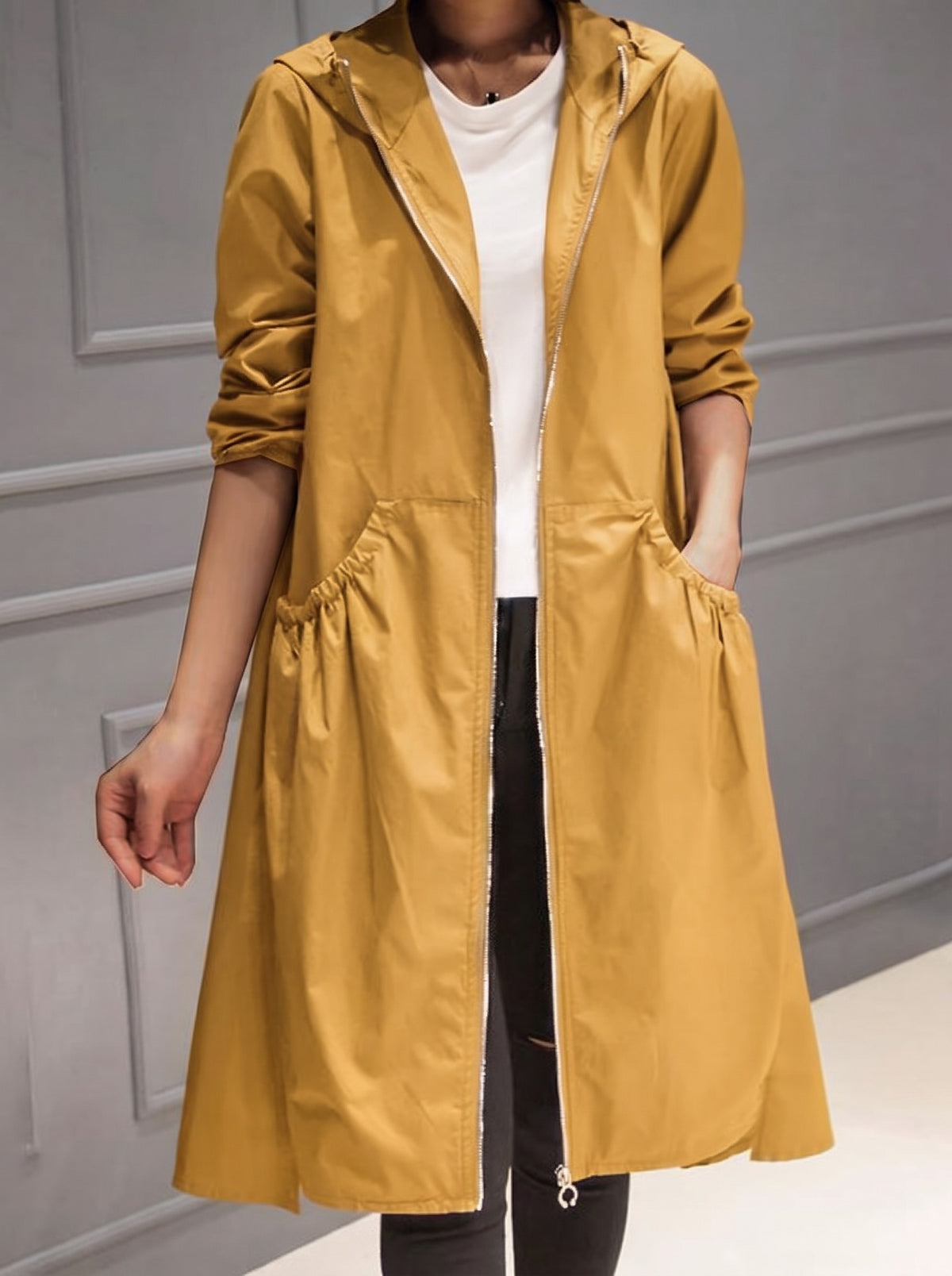 Lange regenjas in mosterdgeel met capuchon, A-lijn en rits | Boutique Moda