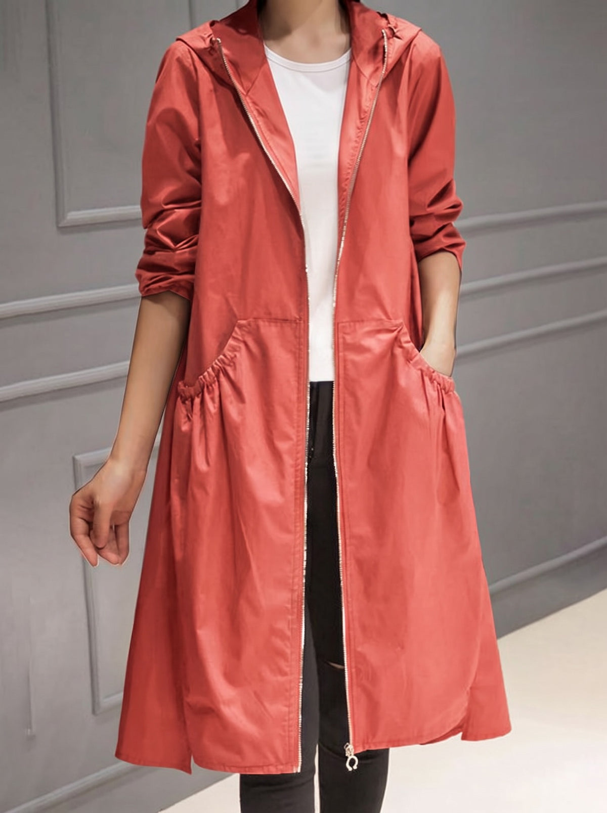 Lange regenjas in koraalrood met capuchon, A-lijn en rits | Boutique Moda