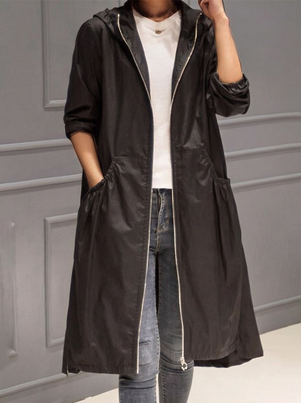 Lange regenjas in zwart met capuchon, A-lijn en rits | Boutique Moda
