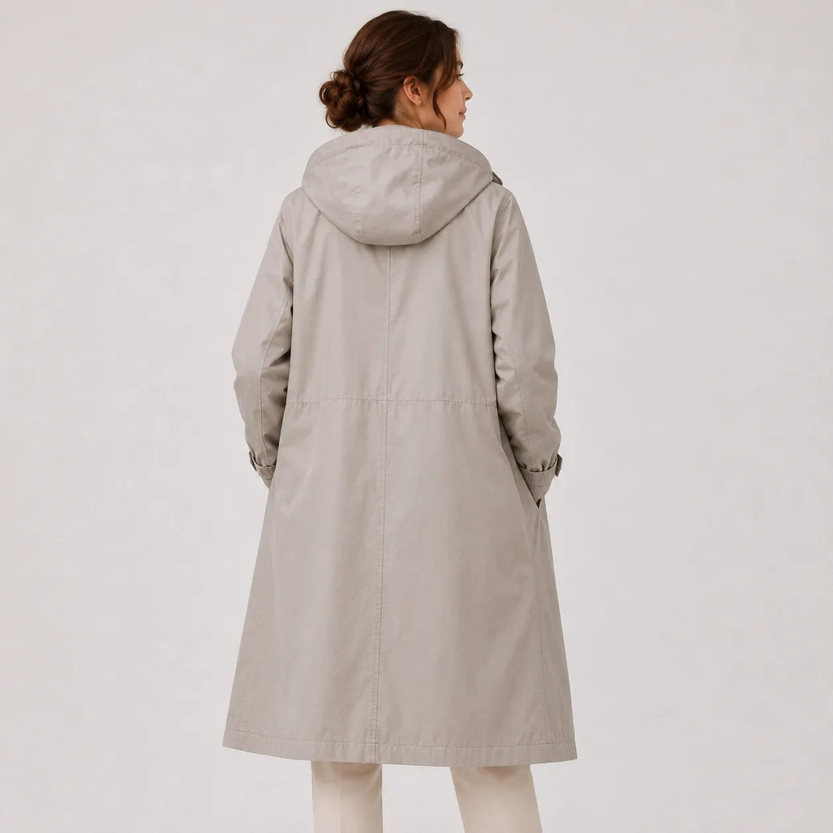 Achterkant van de lichtgrijze regenjas met capuchon | Boutique Moda