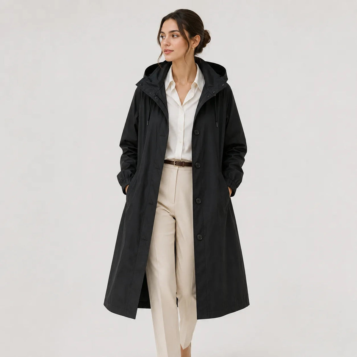 Lange regenjas in zwart met capuchon en knoopsluiting | Boutique Moda