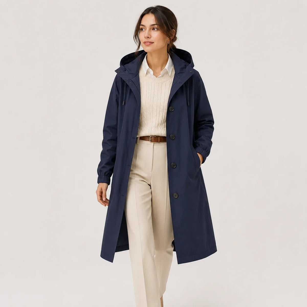 Lange regenjas in marineblauw met capuchon en knoopsluiting | Boutique Moda