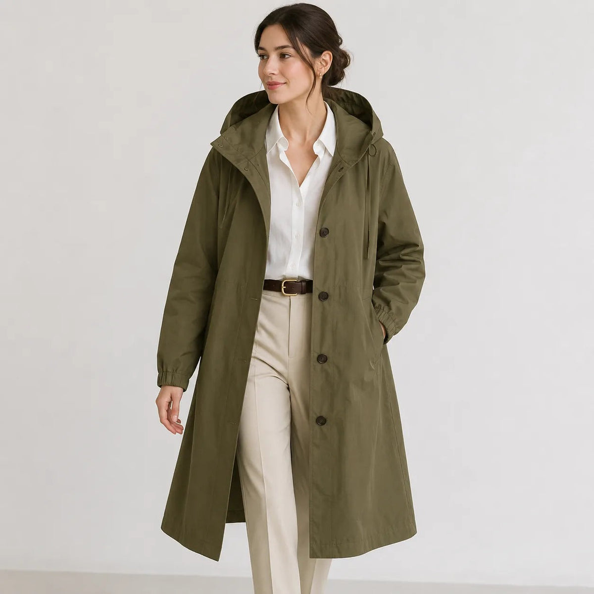 Lange regenjas in olijfgroen met capuchon en knoopsluiting | Boutique Moda