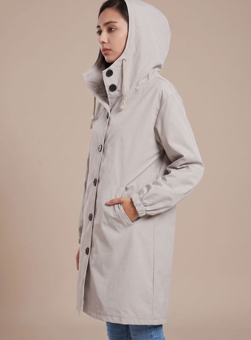 Grijze trenchcoat met de capuchon op | Boutique Moda