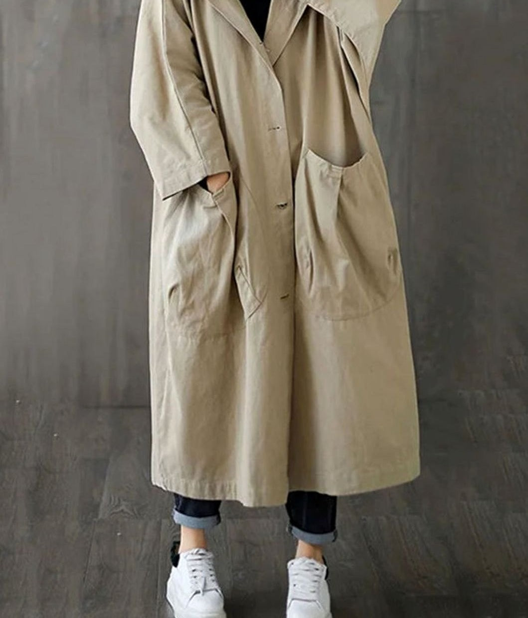 Beige oversized jas met capuchon op sneakers | Boutique Moda