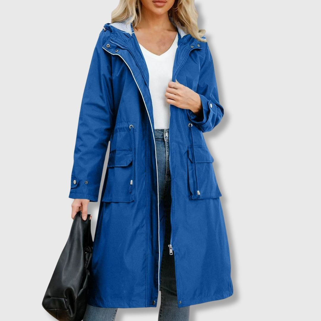 Blauwe lange waterdichte regenjas met capuchon, taillekoord en klepzakken | Boutique Moda
