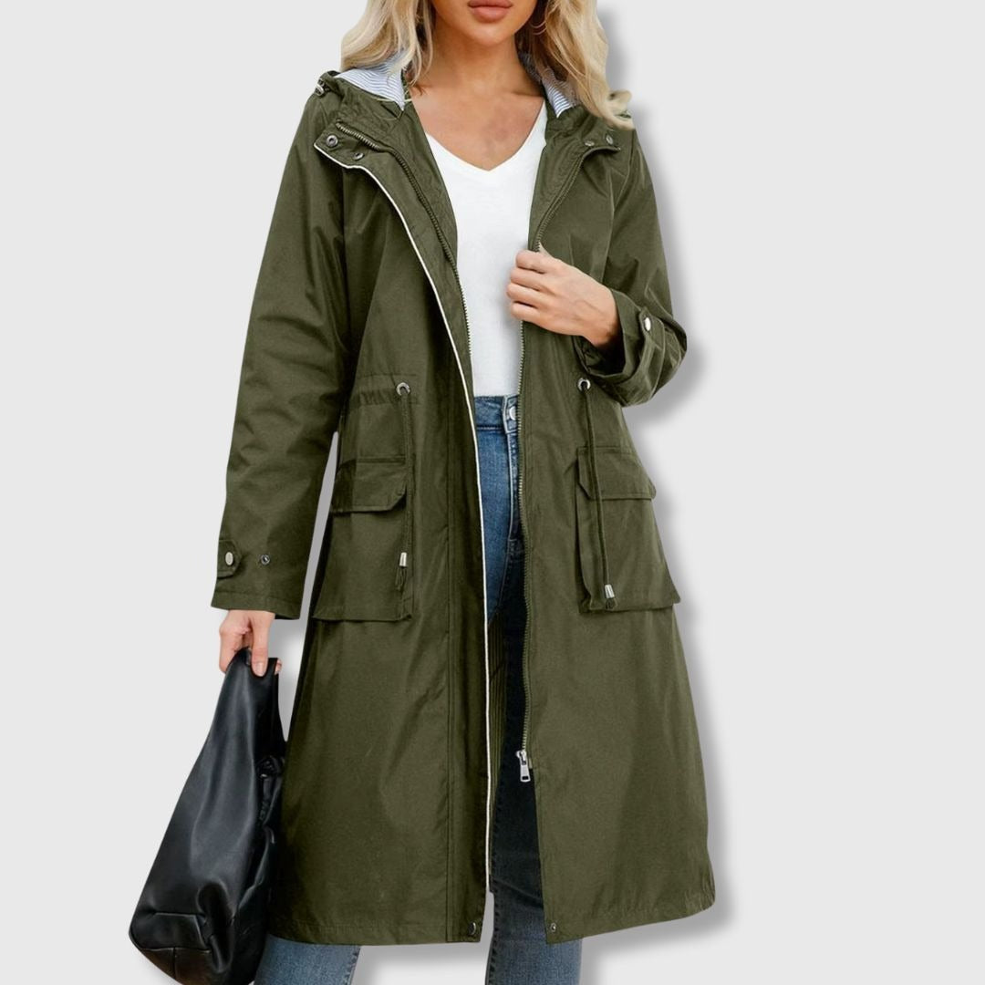 Olijfgroene lange waterdichte regenjas met capuchon, taillekoord en klepzakken | Boutique Moda