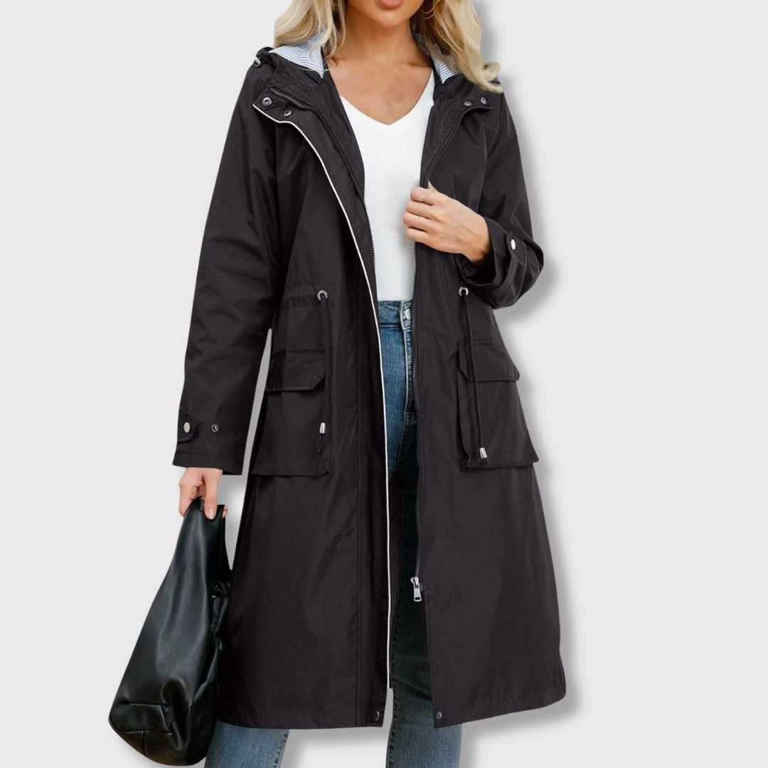 Zwarte lange waterdichte regenjas met capuchon, taillekoord en klepzakken | Boutique Moda