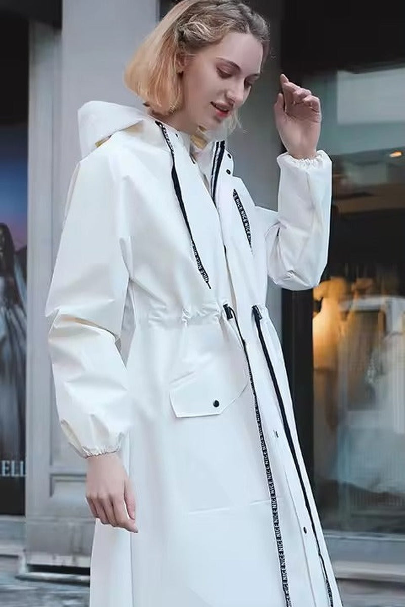 Lange waterdichte regenjas in crèmewit met capuchon en taillekoord | Boutique Moda
