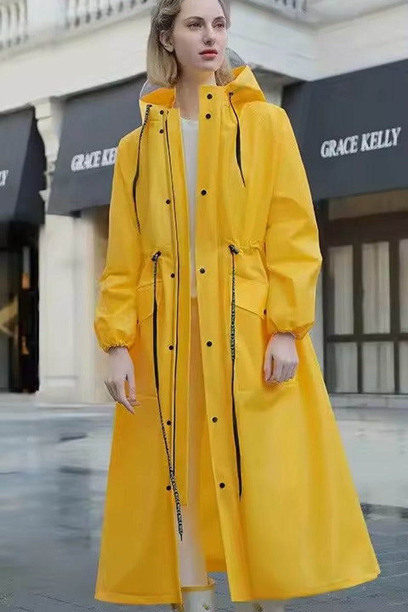 Lange waterdichte regenjas in goudgeel met capuchon en taillekoord | Boutique Moda