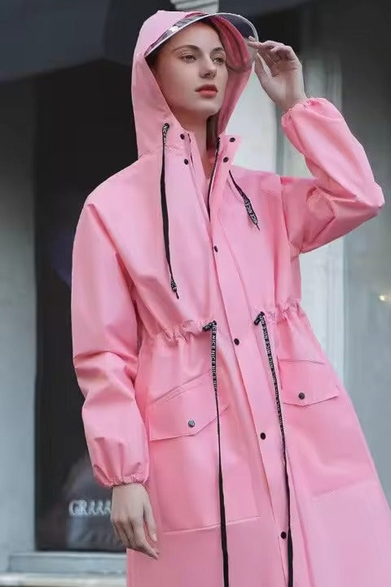 Lange waterdichte regenjas in roze met capuchon en taillekoord | Boutique Moda