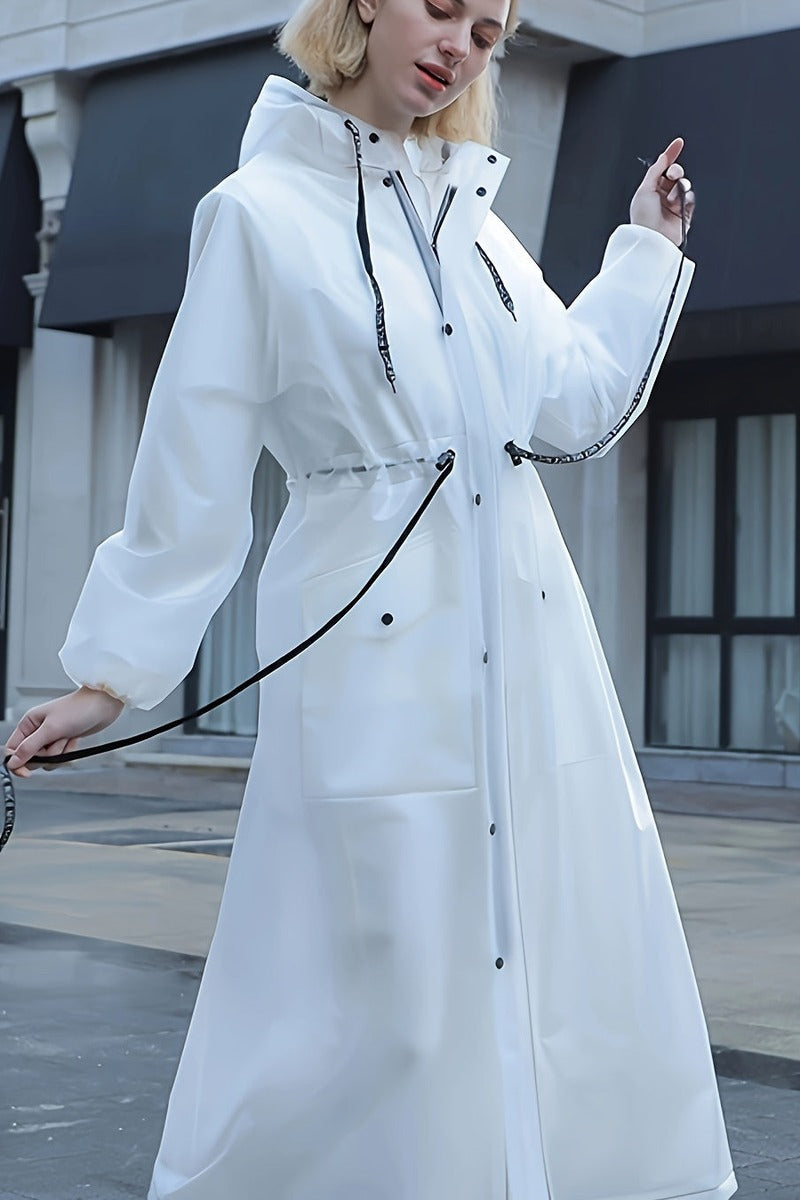 Witte lange regenjas op straat na de regen | Boutique Moda