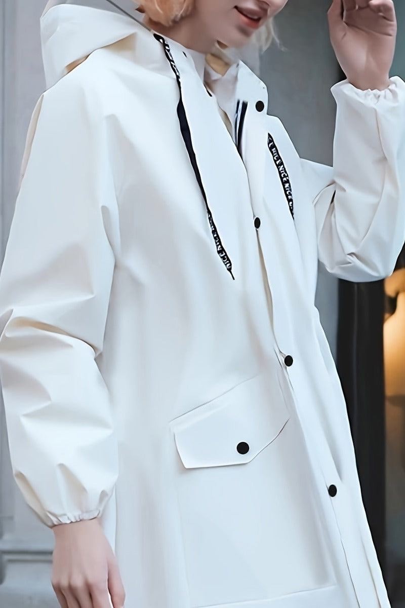 Witte regenjas van dichtbij met drukknopen en klepzak | Boutique Moda