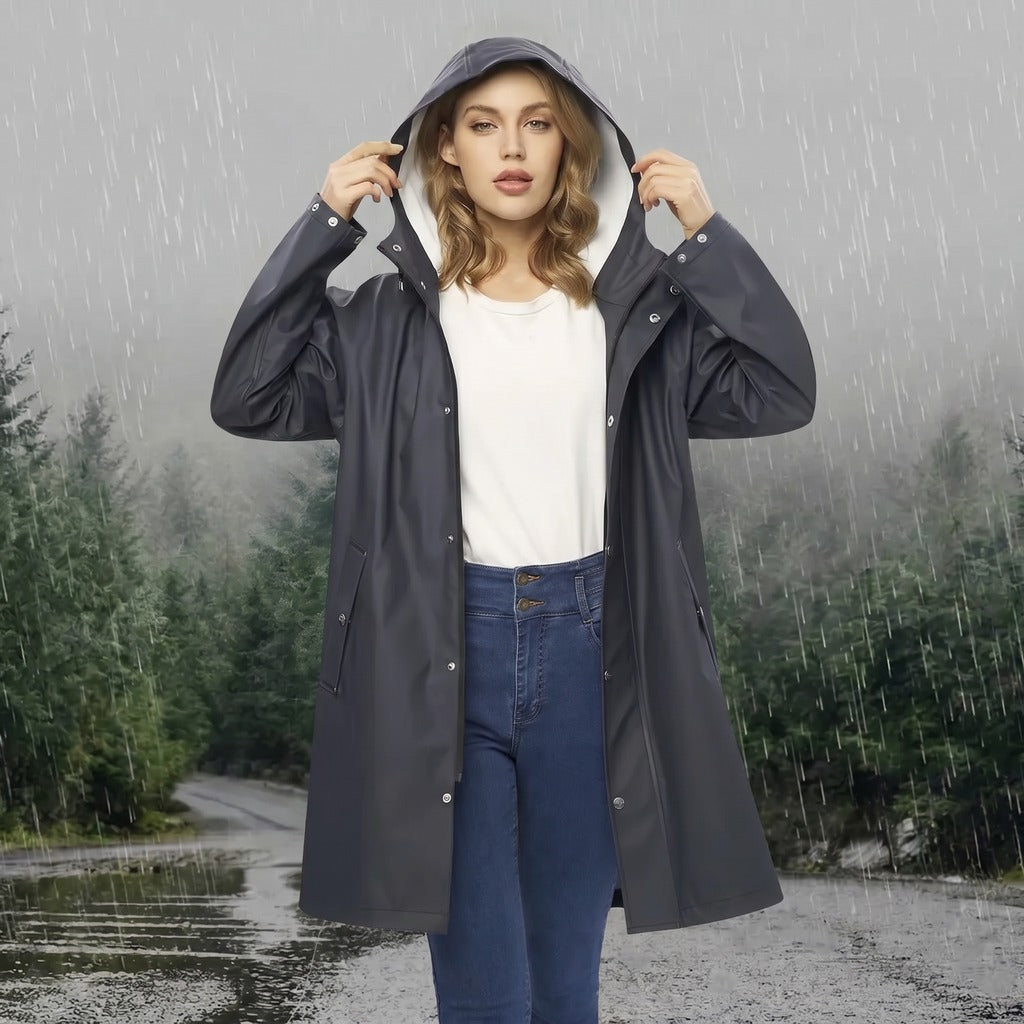 Lange waterdichte regenjas in zwart met capuchon, buiten gedragen in de regen | Boutique Moda