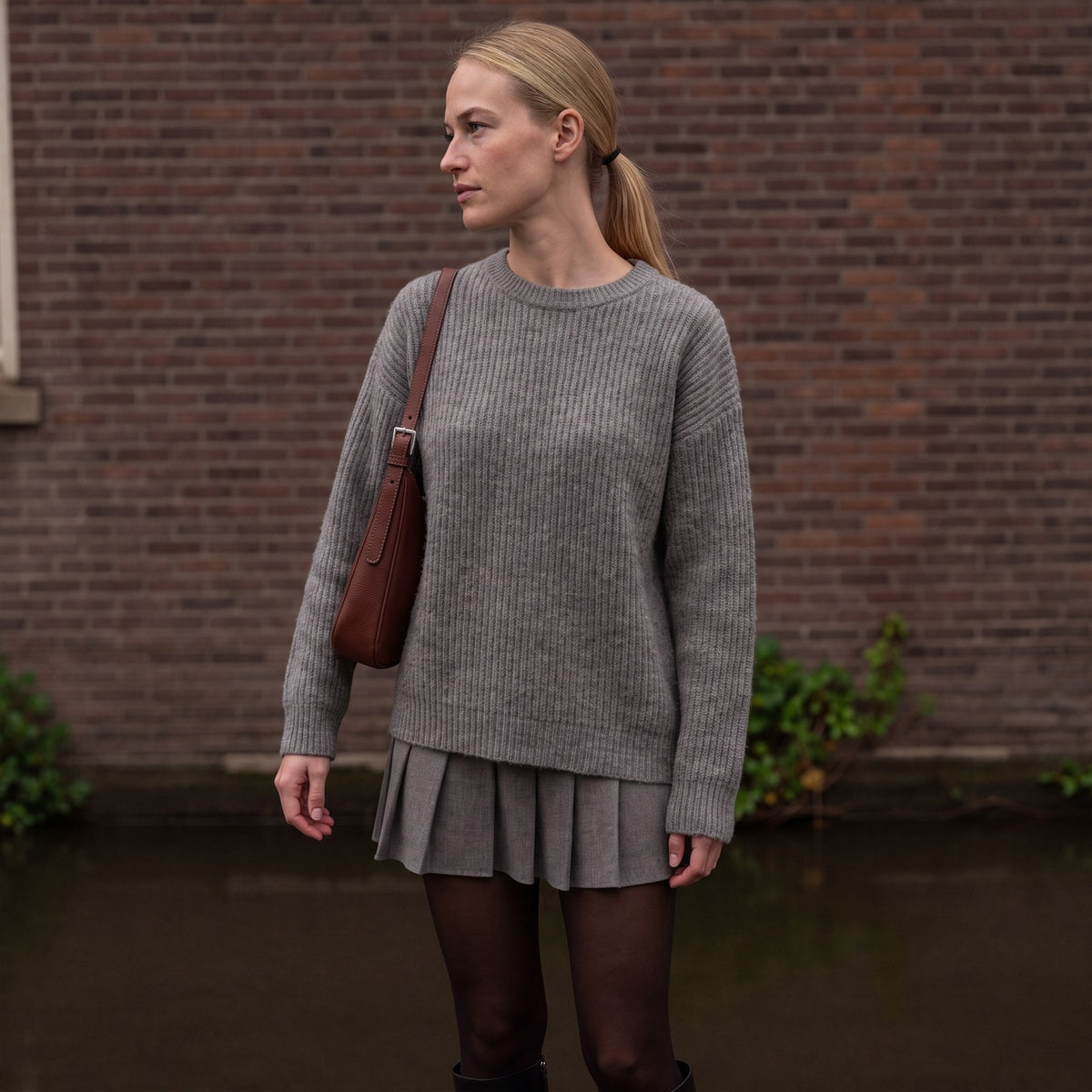 Vrouw in de grijze ribgebreide trui op straat | Boutique Moda