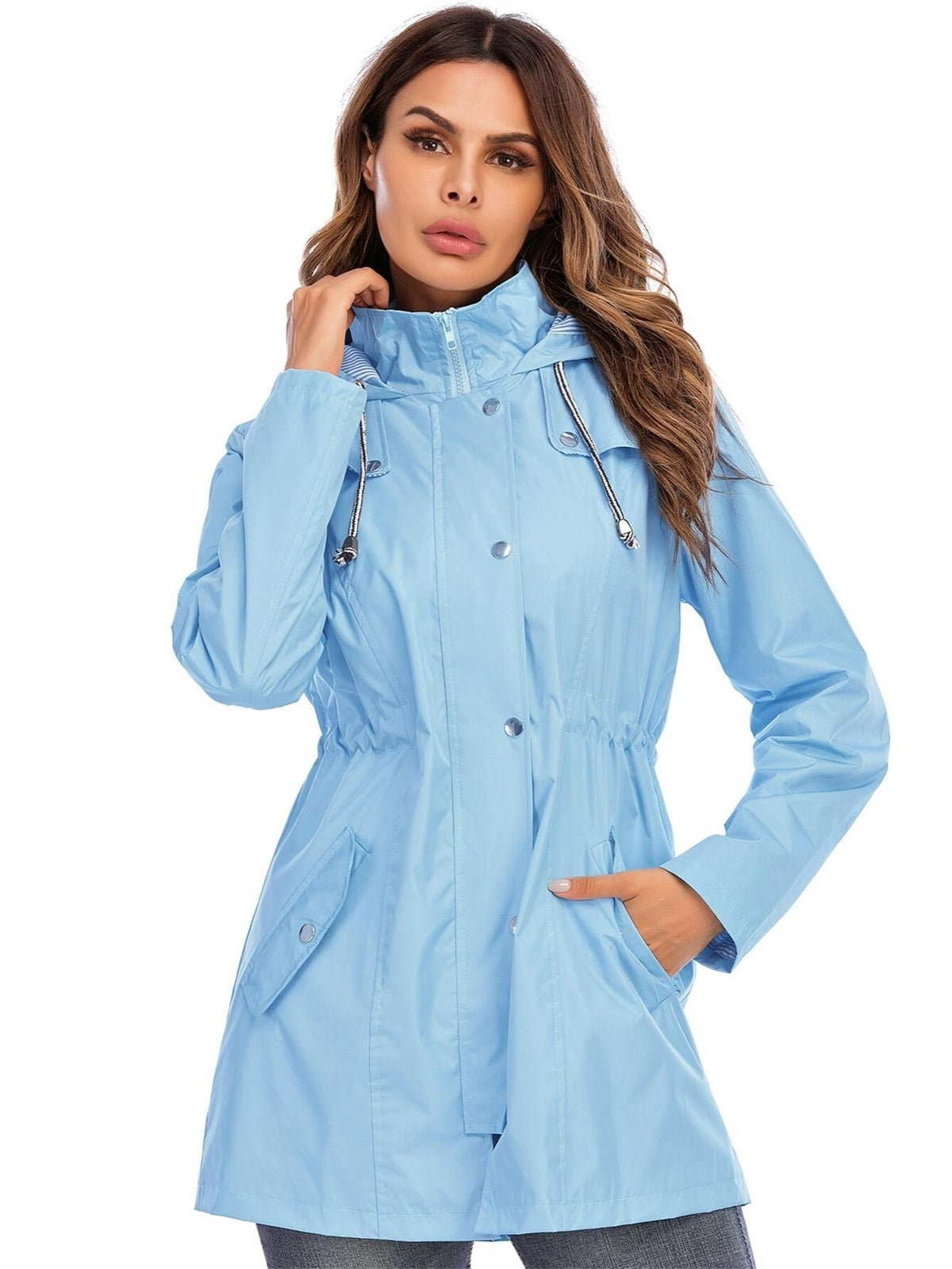 Halflange regenjas in hemelsblauw met capuchon en taillekoord | Boutique Moda
