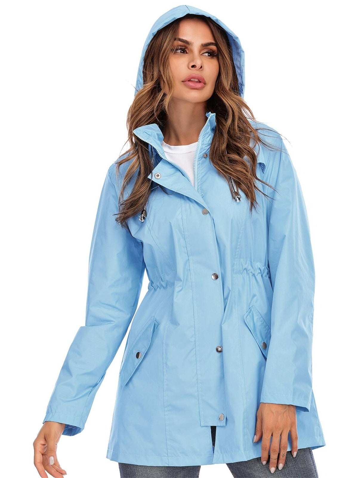 Regenjas in hemelsblauw met de capuchon op | Boutique Moda