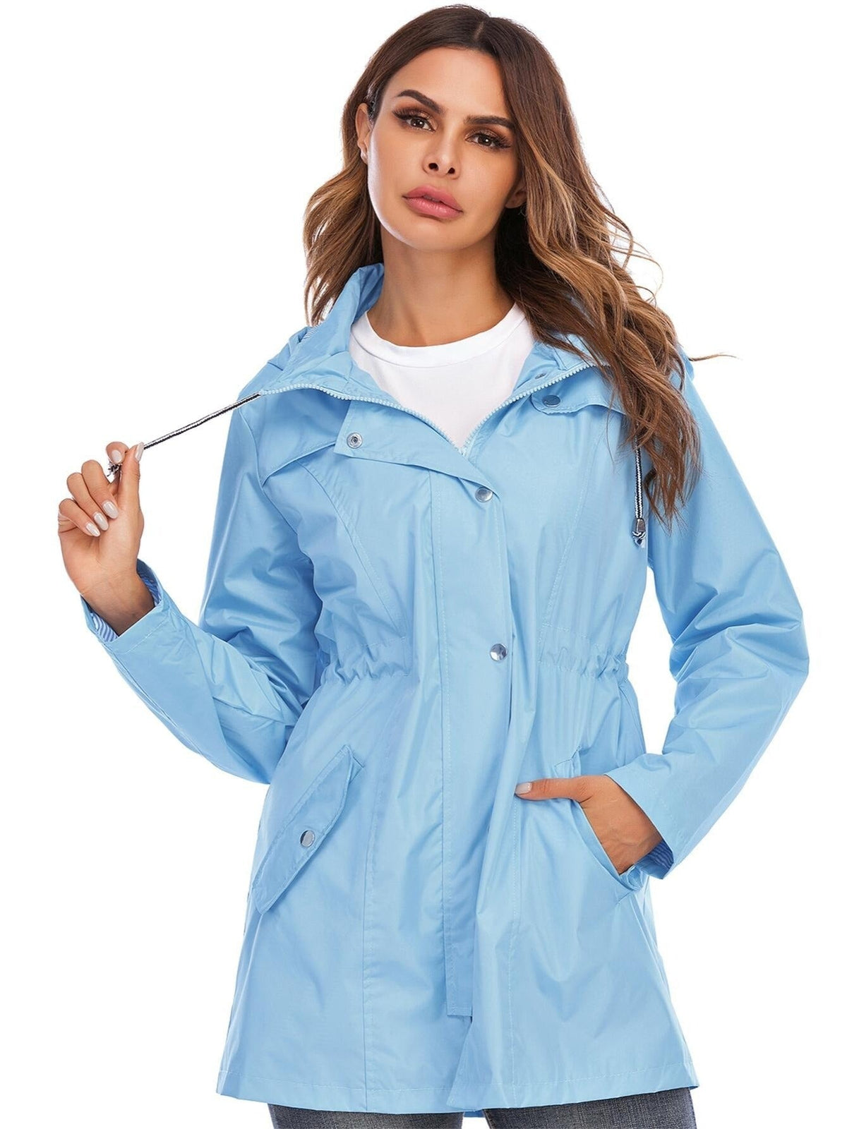Halflange regenjas in hemelsblauw met capuchon en taillekoord | Boutique Moda
