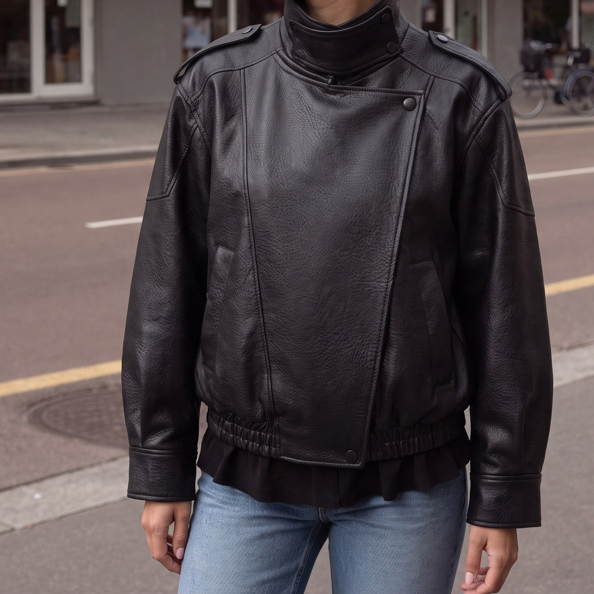 Oversized bikerjack in zwart van imitatieleer met opstaande kraag | Boutique Moda