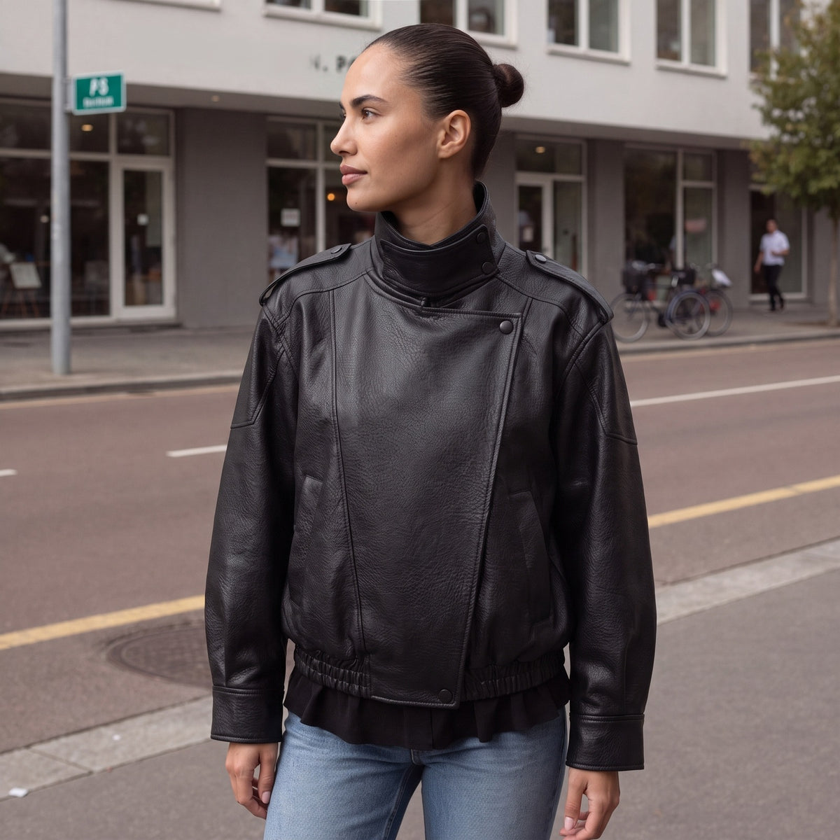 Vrouw in de zwarte bikerjack van imitatieleer in een Nederlandse straat | Boutique Moda