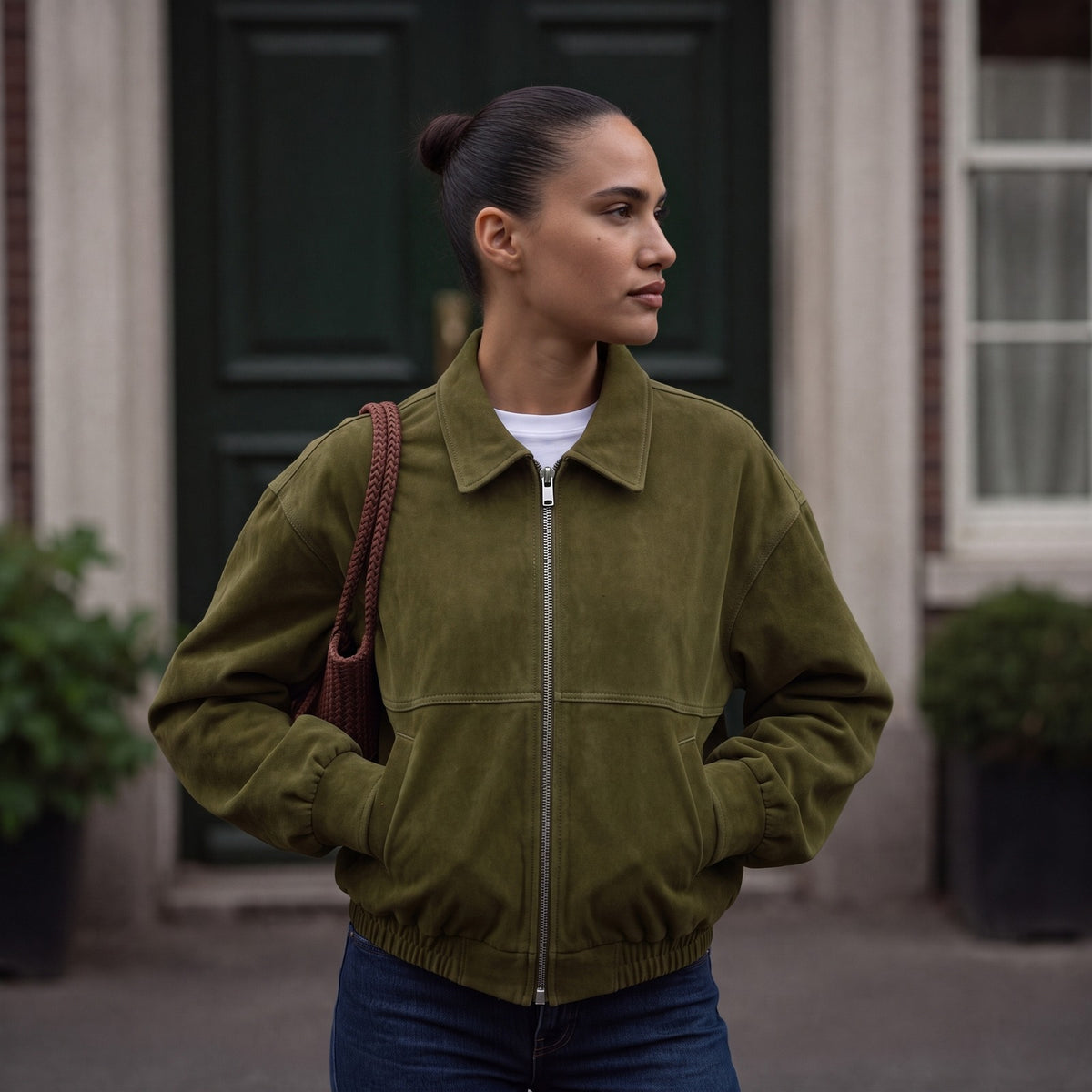 Vrouw in het olijfgroene bomberjack bij een voordeur | Boutique Moda