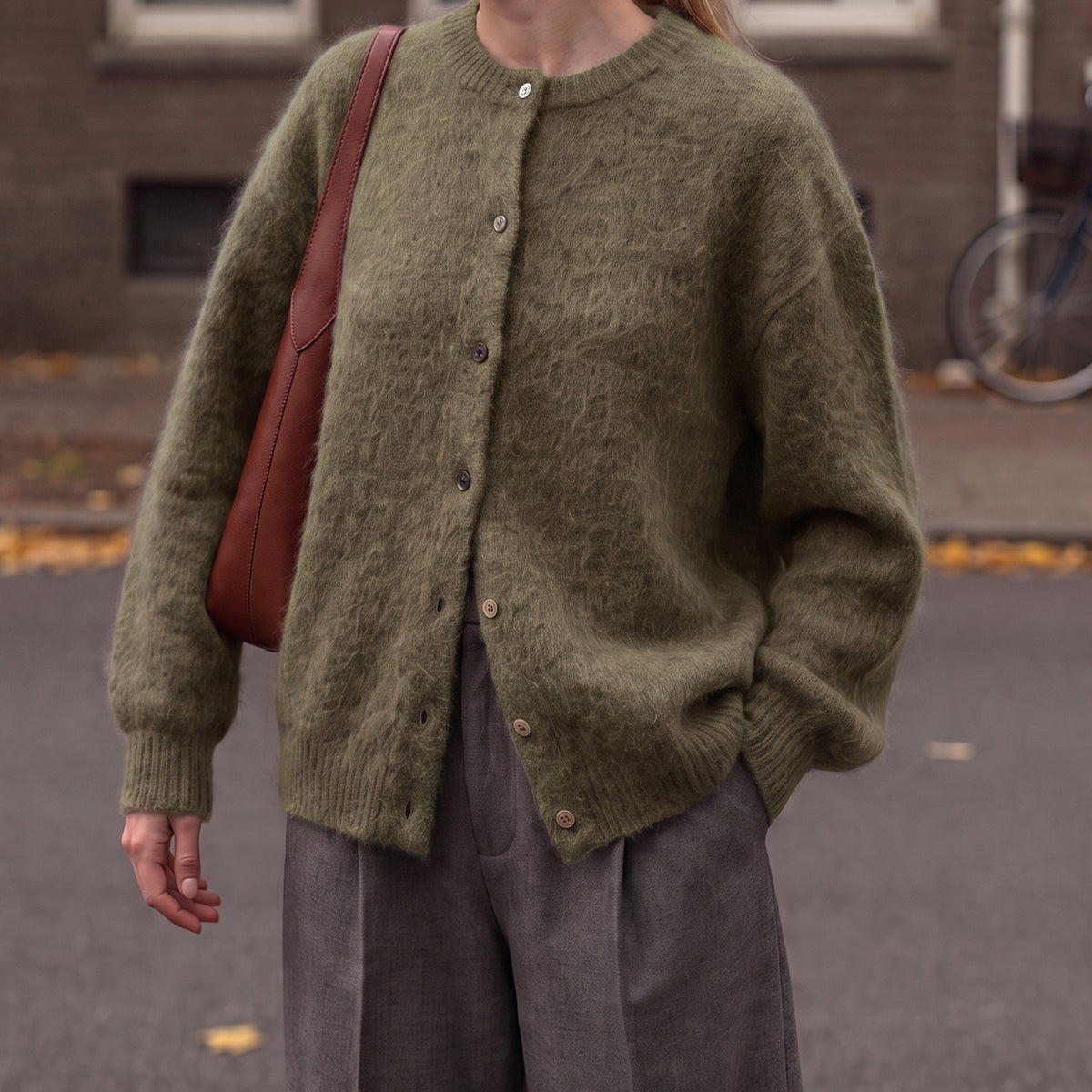 Fluffy oversized vest in olijfgroen met knoopsluiting | Boutique Moda