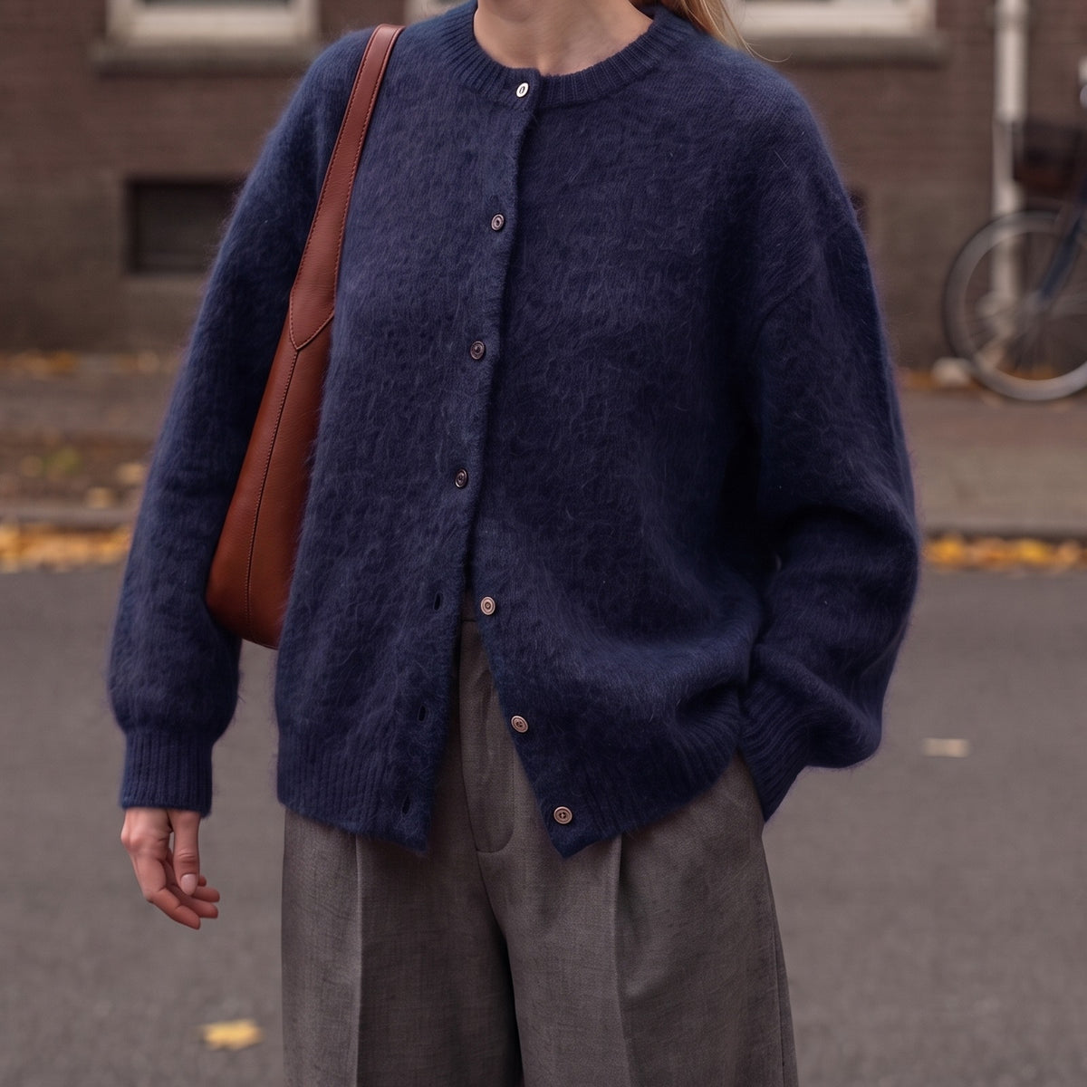 Fluffy oversized vest in marineblauw met knoopsluiting | Boutique Moda