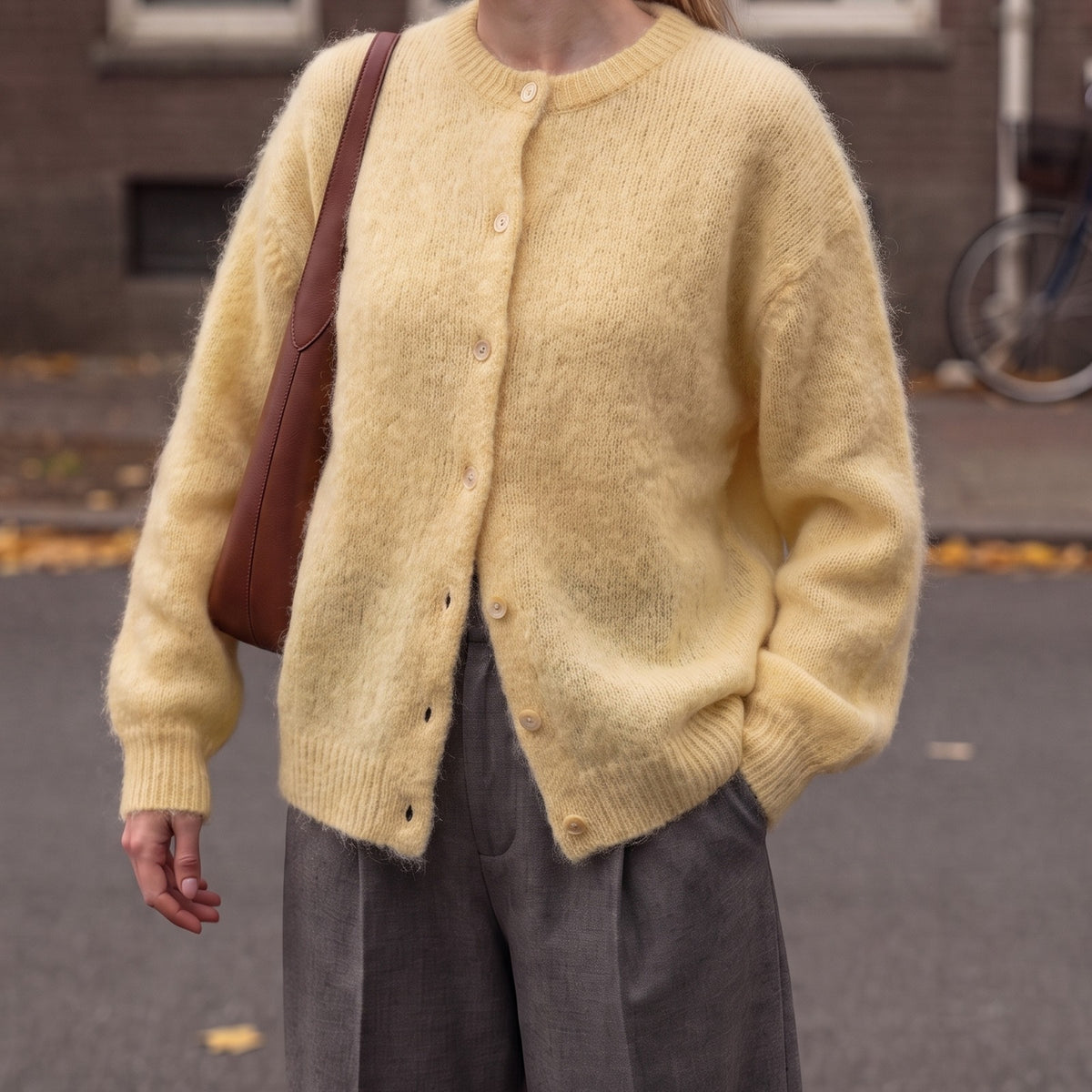 Fluffy oversized vest in lichtgeel met knoopsluiting | Boutique Moda