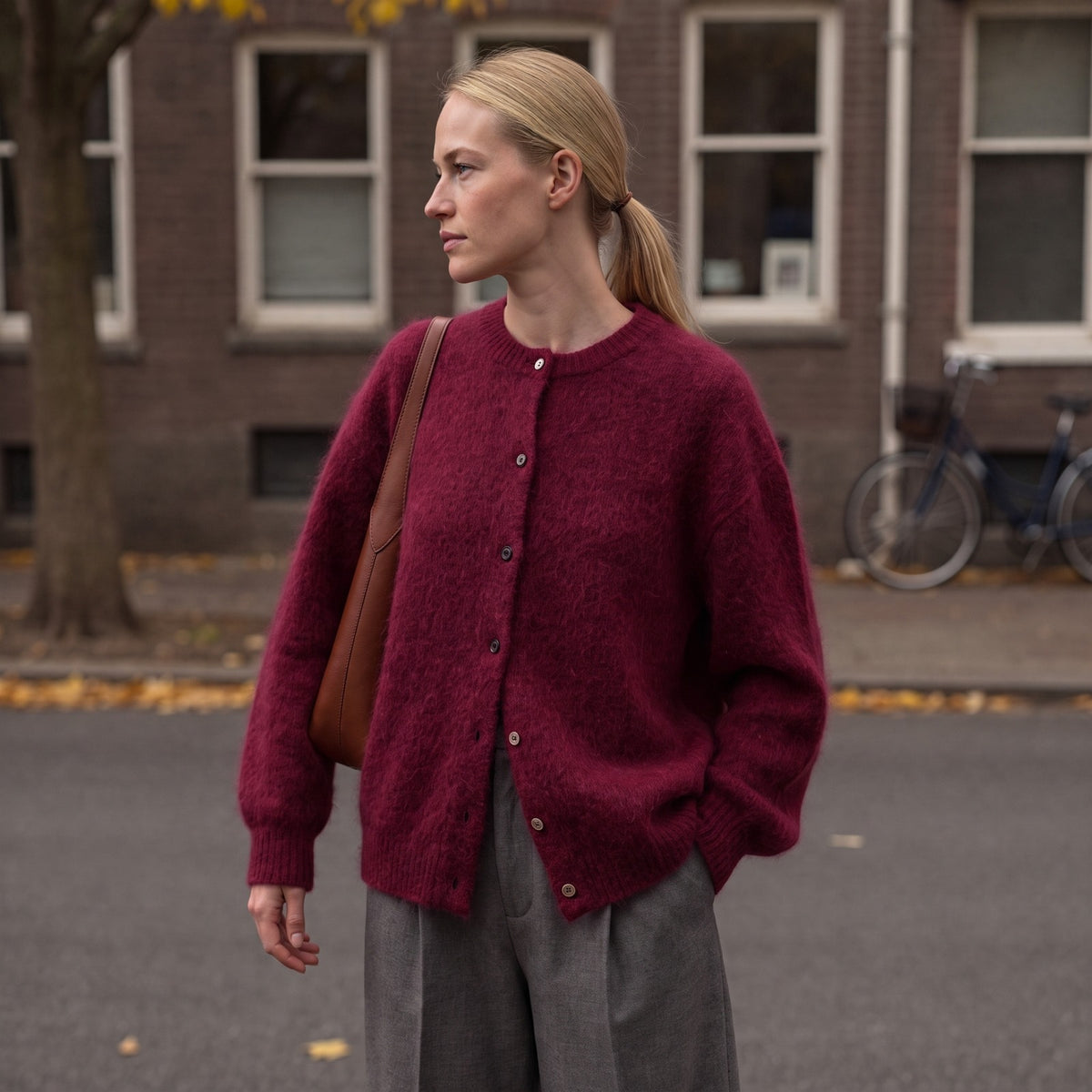 Vrouw in het bordeaux fluffy vest op straat | Boutique Moda
