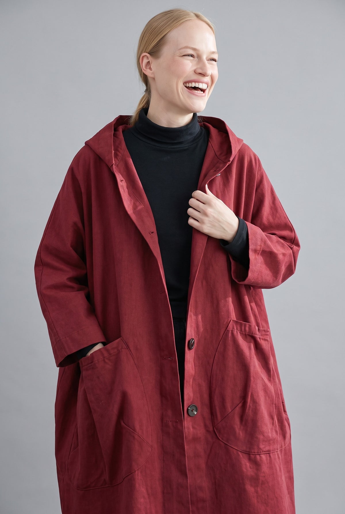 Rode lange oversized jas met capuchon en grote opgestikte zakken | Boutique Moda