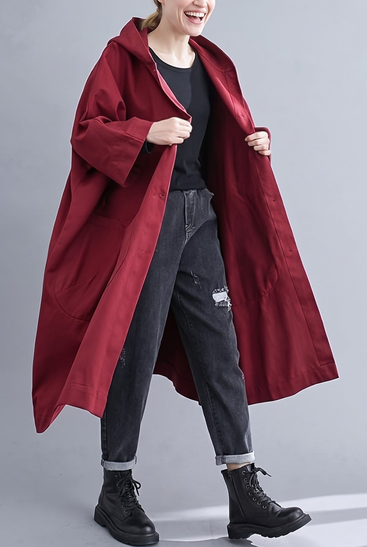 Rode oversized jas open gedragen, losse pasvorm | Boutique Moda