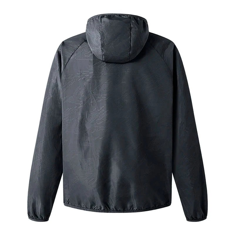 Achterkant van het zwarte windjack met capuchon | Boutique Moda