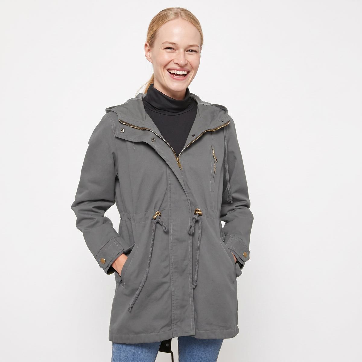 Grijze parka met capuchon en taillekoord, handen in de zakken | Boutique Moda