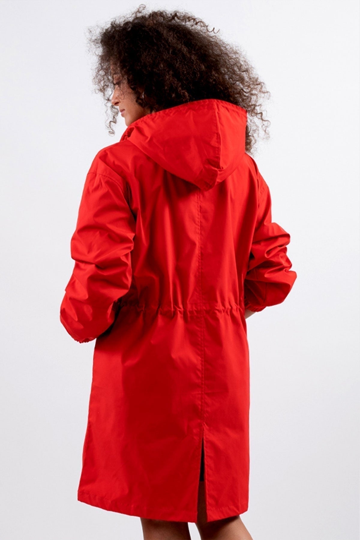 Achterkant van de rode regenjas met capuchon, trekkoord in de taille en split | Boutique Moda