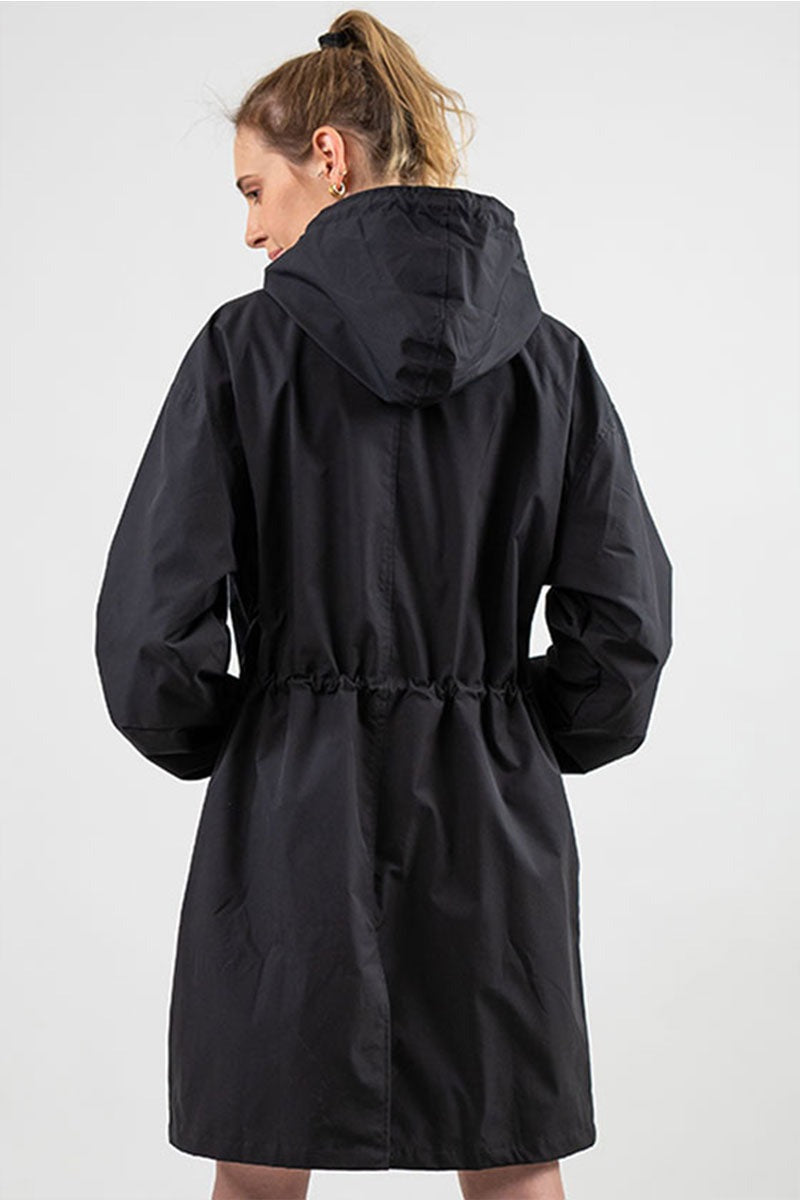 Achterkant van de zwarte regenjas met capuchon en trekkoord in de taille | Boutique Moda