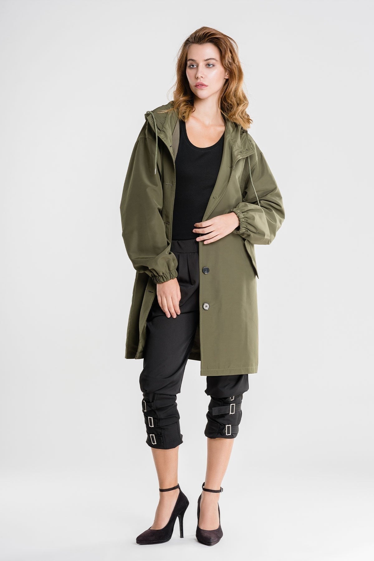 Legergroene regenjas met capuchon, open gedragen | Boutique Moda
