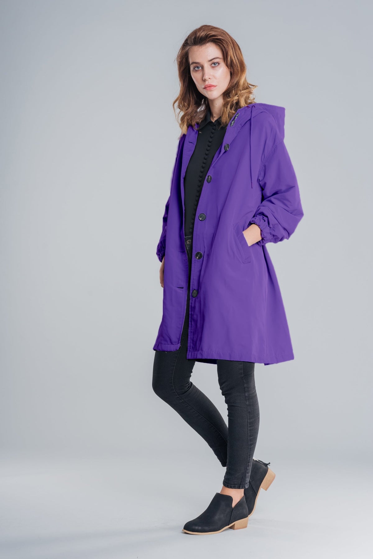 Violette regenjas met capuchon, een hand in de zak | Boutique Moda