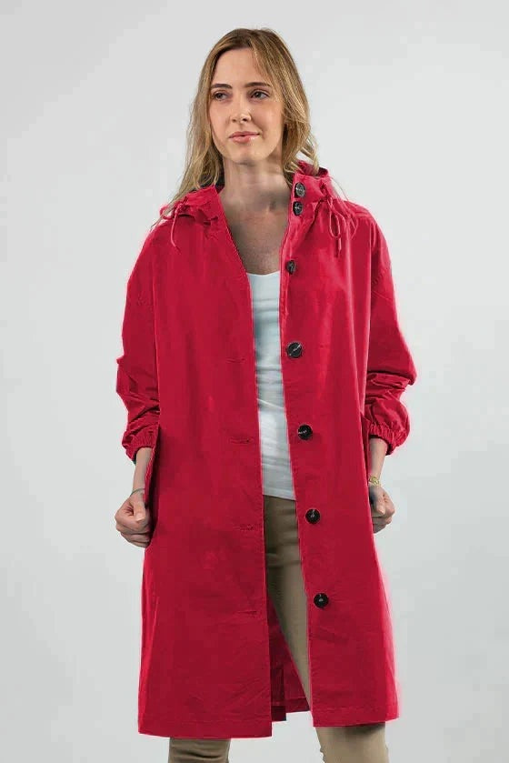 Frambozenrode regenjas met capuchon en knoopsluiting, vooraanzicht | Boutique Moda