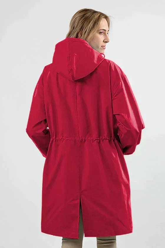 Achterkant van de frambozenrode regenjas met capuchon, trekkoord in de taille en split | Boutique Moda