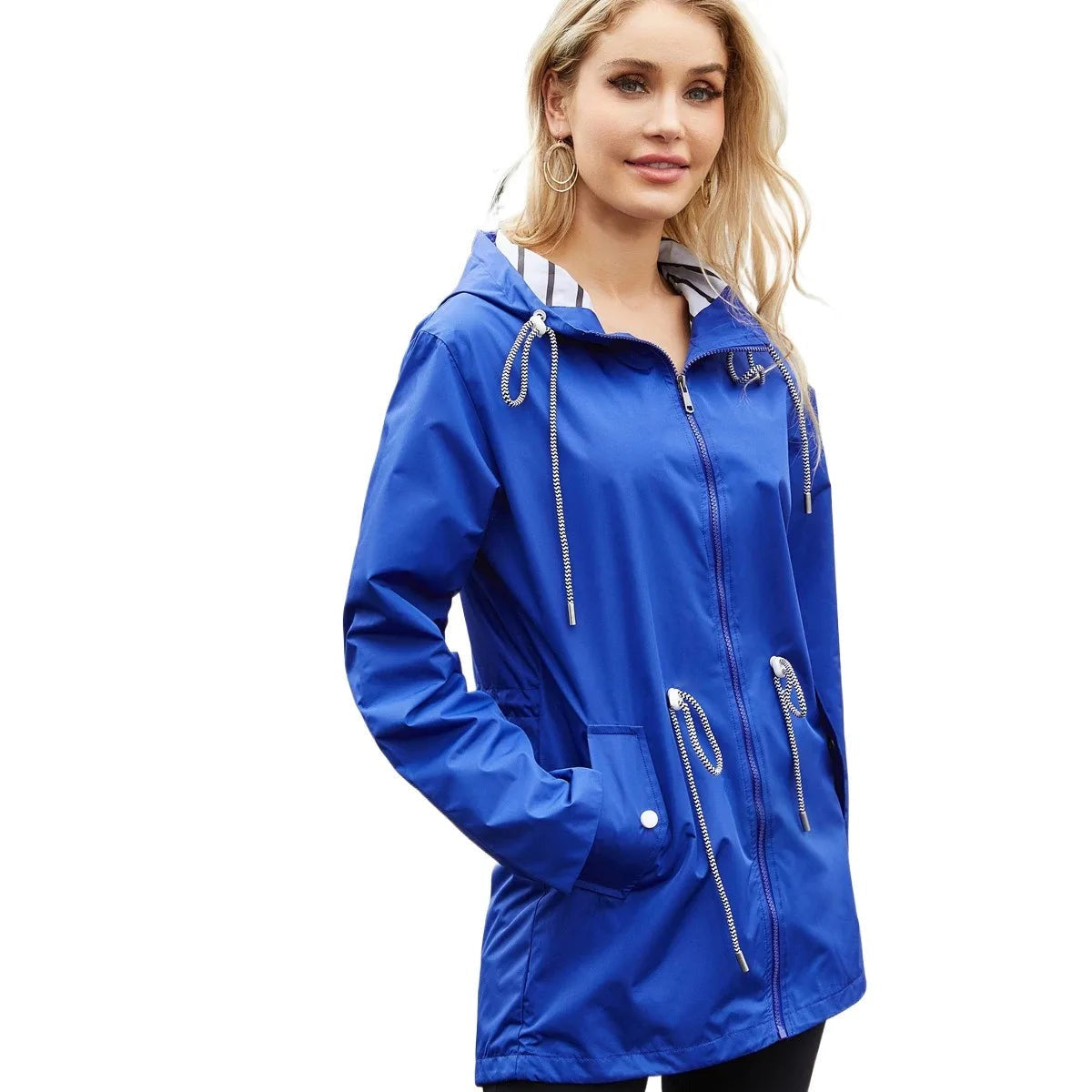 Blauwe regenjas met capuchon, gestreepte voering en taillekoord | Boutique Moda