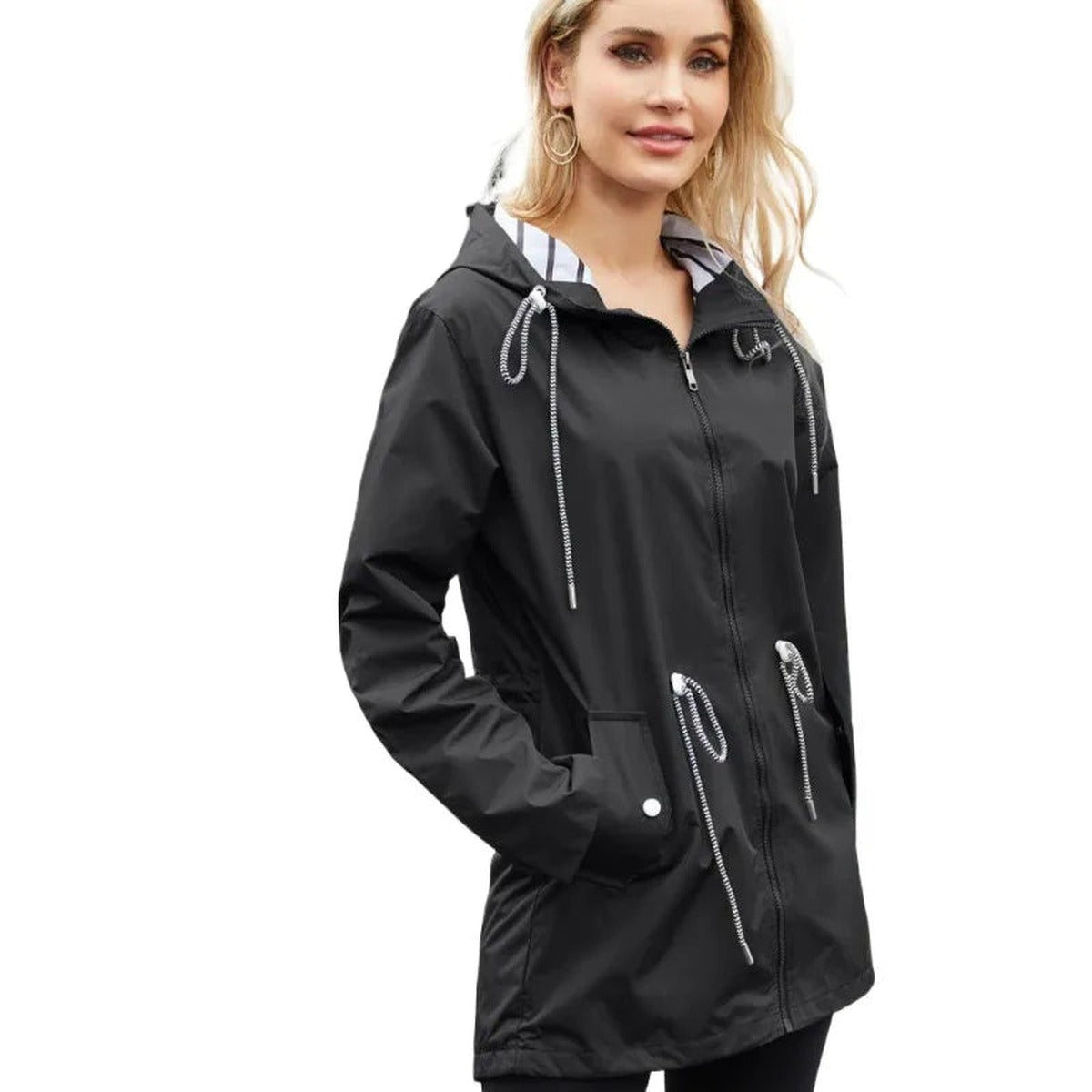 Zwarte regenjas met capuchon, gestreepte voering en taillekoord | Boutique Moda